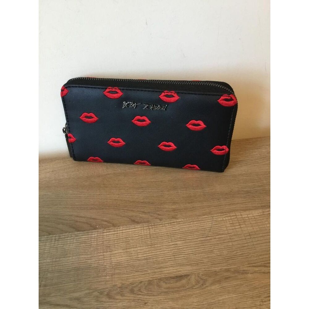 Betsey Johnson Zip Around Black Wallet w/Embroidered Red Lips NWOT